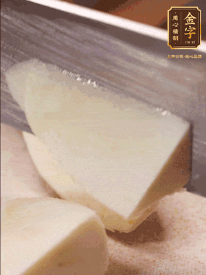 茭白去殼，底部一層老皮刨掉，切成滾刀塊