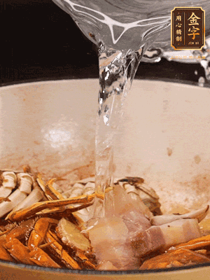 加料酒/花雕酒去腥，加入開水燜10分鐘左右