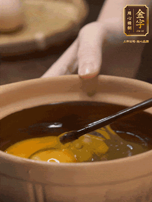 雞蛋打入砂鍋，充分打勻，1.5倍的溫水加一勺鹽，倒入蛋液中，攪拌均勻后用勺子舀去表面浮沫