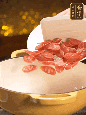 鍋里放油，香腸煸炒出多余的油脂，然后放小米辣