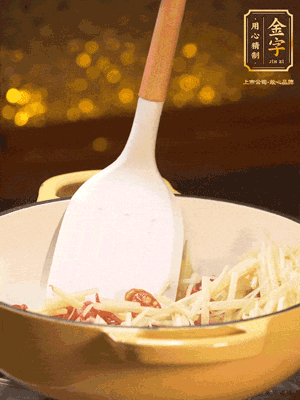 再放嫩姜絲，翻炒出姜絲的辣味