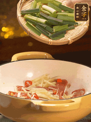 接著放蒜葉，來一點(diǎn)鹽，一點(diǎn)醬油調(diào)味翻勻