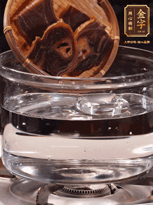 火腿蹄片，冷水下鍋，加蔥姜、料酒焯水