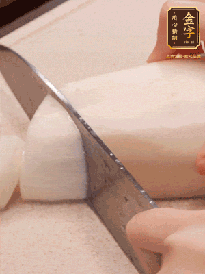 蘿卜削皮，切成滾刀塊