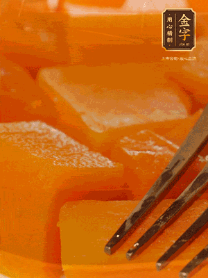 南瓜去皮，一半切塊備用，一半切塊蒸熟，碾成泥