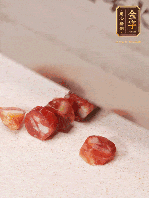 金字香腸切成圓片，姜切絲