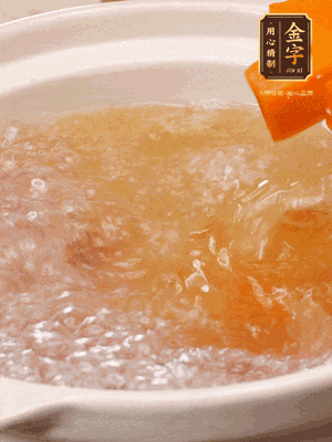 倒入開水、南瓜塊、南瓜泥中火煮5分鐘