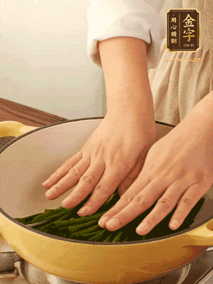 小蔥鋪在底部，放上生姜