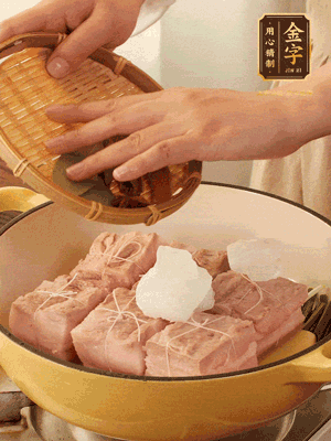 五花肉皮朝下，桂皮、八角、香葉、冰糖、生抽、花雕酒