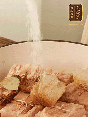 加水沒過，大火煮開轉(zhuǎn)小火慢燉2小時(shí)，煮到收汁