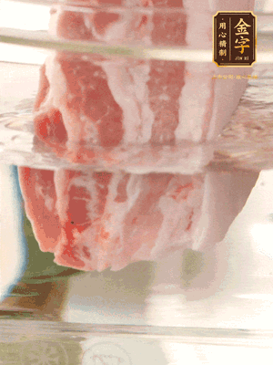 大塊豬五花冷水下鍋，蔥、姜、花雕酒焯水