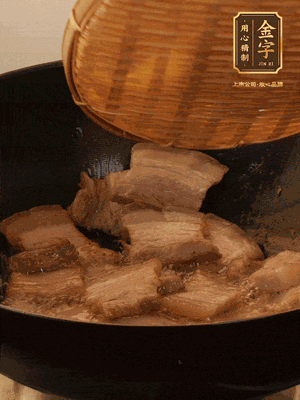 鍋中少油，翻炒五花肉