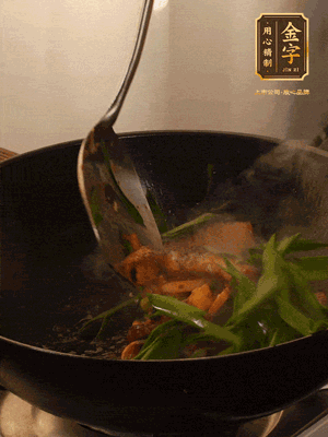 黃豆醬、鹽、糖調(diào)味，淋一圈花雕酒，蒜白先下，蒜葉后下