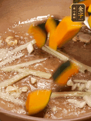 砂鍋倒一層底油，蒜粒、姜絲炒香后，再下南瓜翻炒30秒