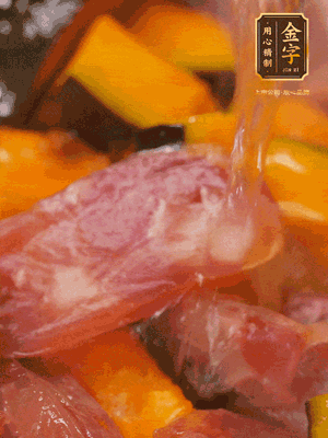 下香腸，倒沒過南瓜的水，加1/2勺鹽、1/2勺白糖、1勺蠔油燜8分鐘