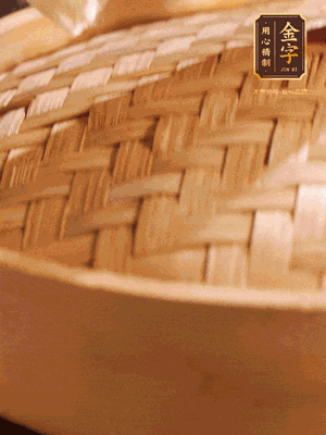 將香腸、醬油肉、臘肉放入蒸容蒸20分鐘