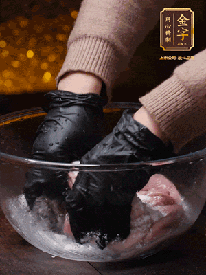 豬肚放入面粉、鹽、白酒，反復(fù)揉搓（重復(fù)3遍），洗掉表面的黏液。再把豬肚翻過(guò)來(lái)，剪去油脂，一樣反復(fù)揉搓干凈