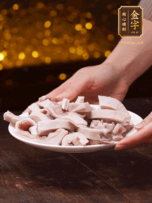 豬肚冷水下鍋，姜蔥料酒去腥，水開(kāi)煮5分鐘，撈出，切小塊。