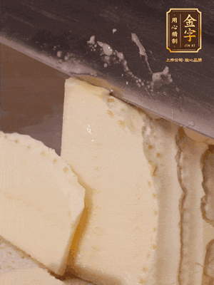 冬筍去殼切片，水開后煮2分鐘焯水
