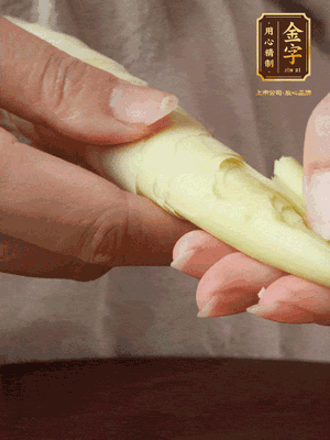 春筍沿著外皮豎著淺劃一刀，剝下外殼，切掉尾部的老根，切滾刀塊。（這個時候的春筍最為鮮嫩脆爽，不需要焯水去除澀味）