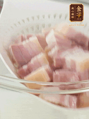 金字淡咸肉、排骨分別加料酒、蔥、姜冷水下鍋焯水，水開撇去浮沫撈出。