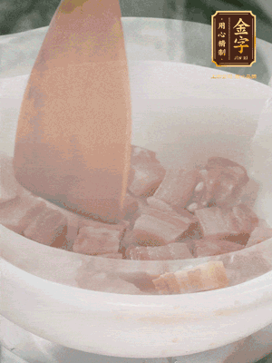 砂鍋內咸肉微微煸出香味，再倒入開水。放排骨滾開后轉中小火篤30分鐘。（水盡量一次加足，以免中途加水沖淡鮮味。這一步是湯底濃白的關鍵）