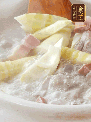 開蓋后放春筍，小火慢篤20分鐘左右，出鍋后盛出。