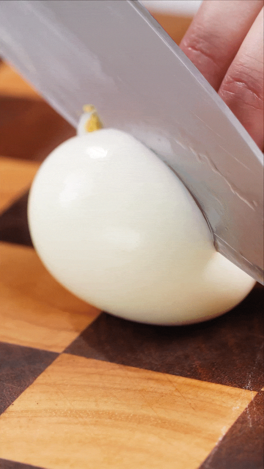 雞蛋煮熟，改刀備用