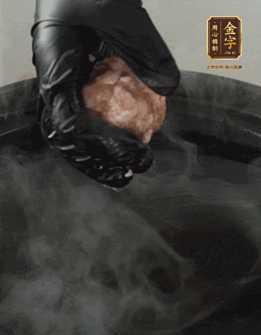 獅子頭摔打至圓潤牢固，等水煮開后，放獅子頭