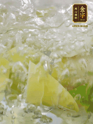 春筍沿著外皮豎著淺劃一刀，剝下外殼，切掉尾部的老根，切滾刀塊。簡(jiǎn)單焯水去澀味。