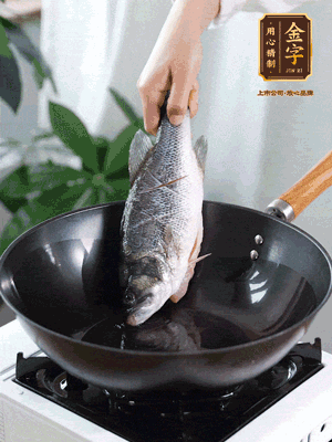 熱油，加1大勺豬油、姜片，再下鱸魚，煎至定型后翻面。（加點(diǎn)豬油，燉出的魚湯更容易變?yōu)榍逅哪贪咨?。?>
					</div>
					<span>步驟 3/6</span>
					<p>熱油，加1大勺豬油、姜片，再下鱸魚，煎至定型后翻面。（加點(diǎn)豬油，燉出的魚湯更容易變?yōu)榍逅哪贪咨＃?/p>
				</li><li>
					<div   id=