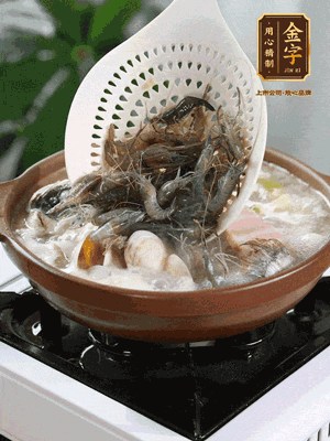 最后加一把蛤蜊、一把河蝦燜2分鐘，放一點(diǎn)白胡椒粉調(diào)味，撒上蔥花點(diǎn)綴！