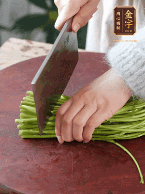 正嫩的藜蒿，掐頭去除根部，切小段