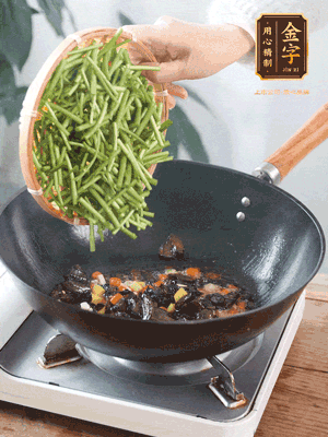 熱油煸香蒜末、姜粒、小米辣，再下臘肉煸炒出香味