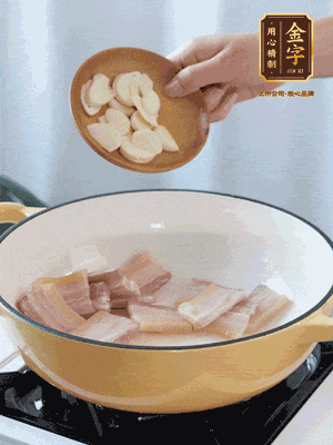 熱油下咸肉煸出香味，加蒜片、毛豆翻炒均勻