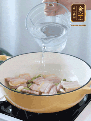倒入熱水，加絲瓜、腐竹