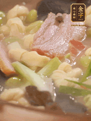 最后加一點蠔油、雞精調(diào)味