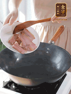 豬油熱鍋，下咸肉煸香，再下蔥姜提鮮