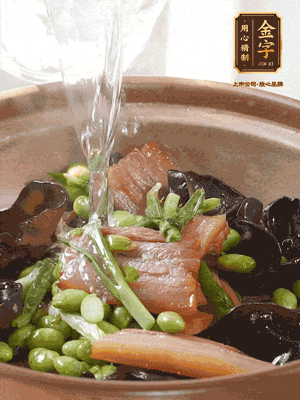 轉入砂鍋，加入開水、百葉結燉煮10分鐘