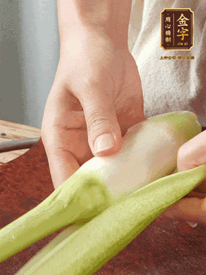 茭白去皮切絲，下鍋稍稍汆燙一下瀝干。