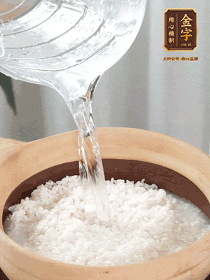 倒入浸泡30分鐘的米，中火煮開后轉(zhuǎn)小火。