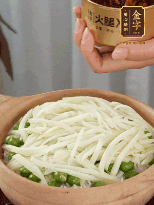 到水微干，放上豌豆、茭白絲。
