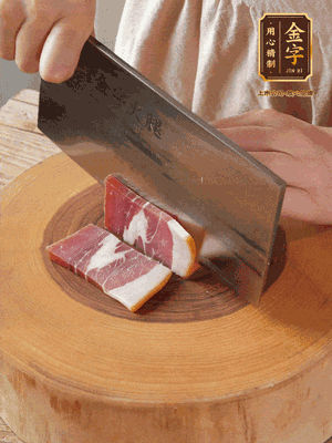 金字火腿切片，溫水浸泡5分鐘。