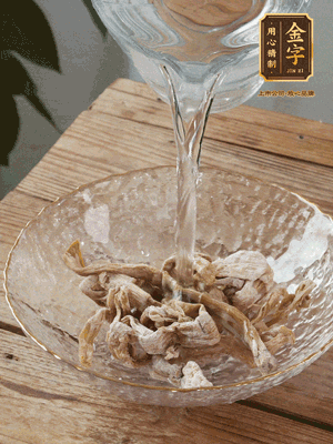 筍干提前泡發(fā)1晚切段，冬瓜去皮切塊。