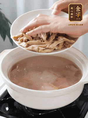 再下筍干段，加水、少許黃酒中火燉煮15分鐘。
