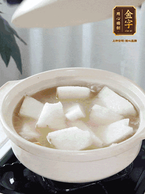 最后下冬瓜繼續(xù)燉煮10分鐘，撒上蔥花點綴。