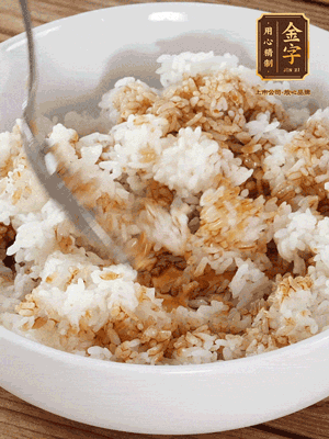 隔夜米飯加入生抽、芝麻油攪拌均勻