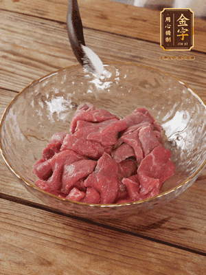 牛肉切丁，加黑胡椒海鹽、橄欖油腌10分鐘