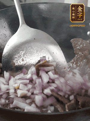 橄欖油熱鍋，牛肉丁炒至焦香狀態(tài)，下洋蔥丁翻炒出香味