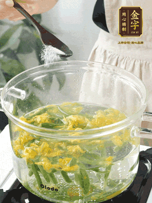 水開后，加鹽、黃瓜花焯水30秒